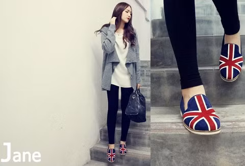 Áo khoác màu xám được phối hợp khá đơn giản cùng quần ôm, áo voan trắng với điểm nhấn hoàn hảo là đôi giày lạ mắt