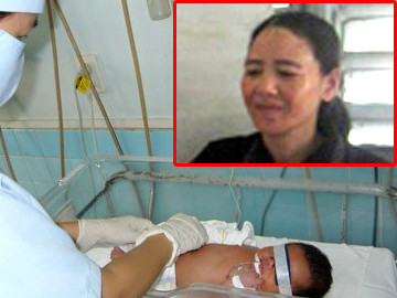 Cháu bé đang được các bác sĩ theo dõi chăm sóc tại bệnh viện (ảnh lớn) và bà ngoại cháu bé từ quê vào bệnh viện làm thủ tục nhận cháu bé về nuôi (ảnh nhỏ)