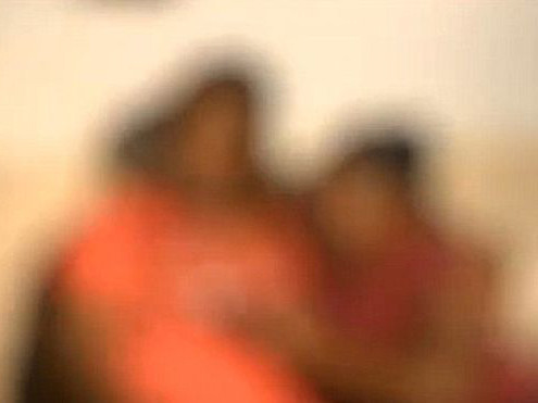 Hình ảnh 2 mẹ con bé gái Ashley được giời truyền thông làm mờ.