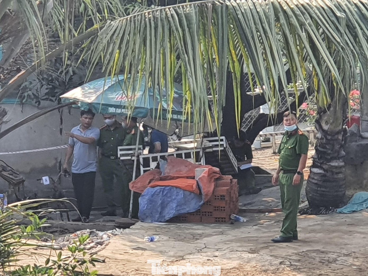 Lực lượng chức năng khám nghiệm hiện trường, điều tra vụ việc.