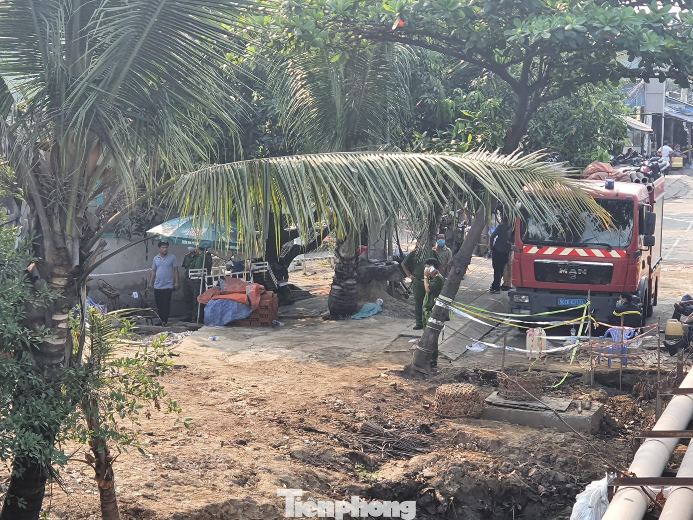 Lực lượng chức năng điều tra vụ việc.