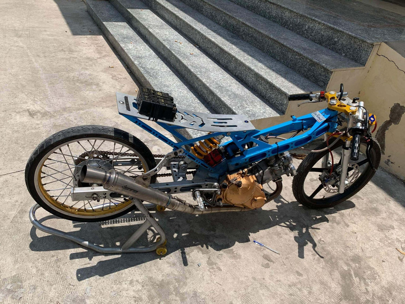 Một chiếc xe lắp ráp không giấy tờ của nhóm thanh niên bị thu giữ. Một chiếc xe lắp ráp không giấy tờ của nhóm thanh niên bị thu giữ.