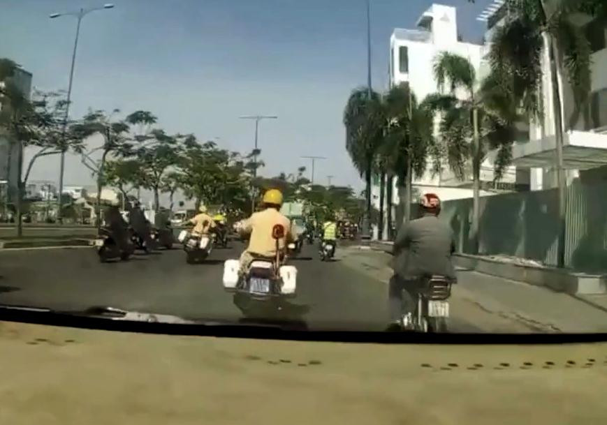 Hai chiến sĩ CSGT mở đường cho ô tô đưa sản phụ đến bệnh viện. Hai chiến sĩ CSGT mở đường cho ô tô đưa sản phụ đến bệnh viện.