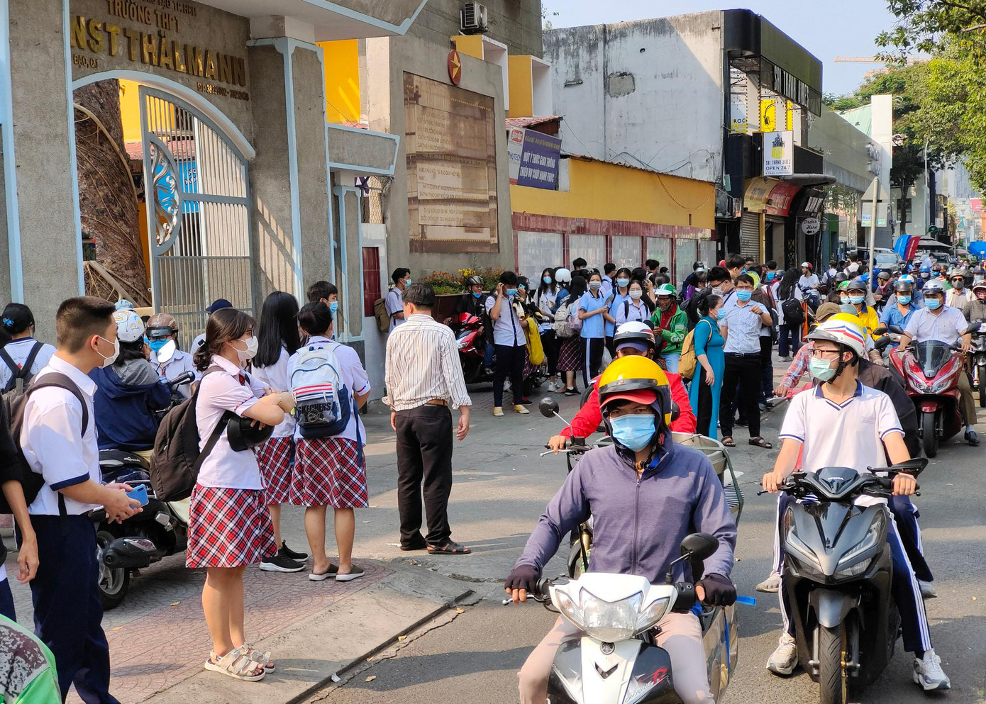 Học sinh được sơ tán, nghỉ học vì ảnh hưởng vụ cháy. Học sinh được sơ tán, nghỉ học vì ảnh hưởng vụ cháy.