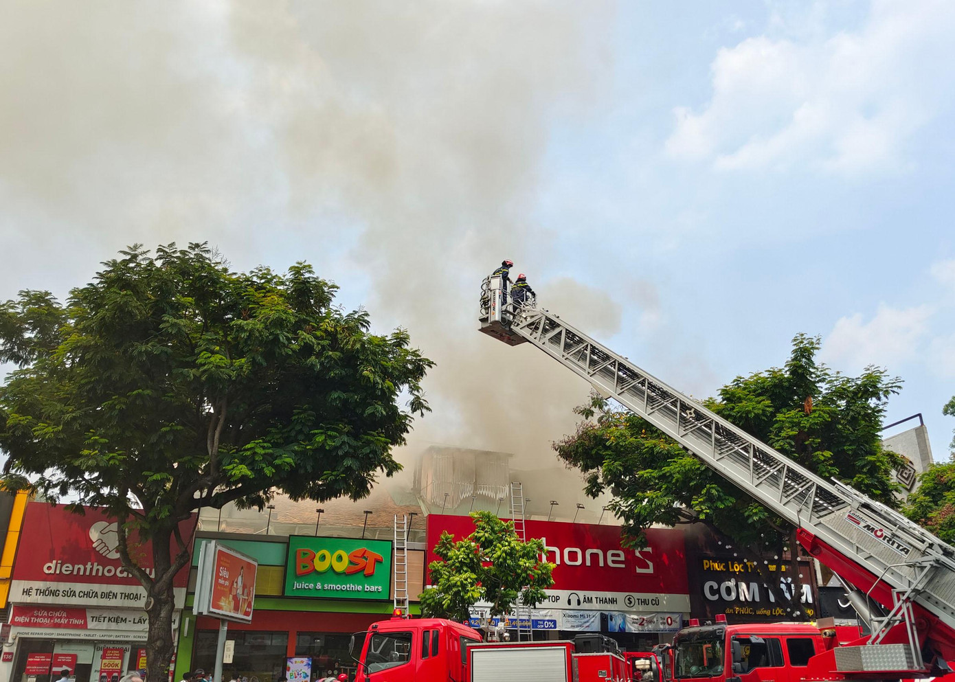 Lực lượng chức năng triển khai dập lửa. Lực lượng chức năng triển khai dập lửa.