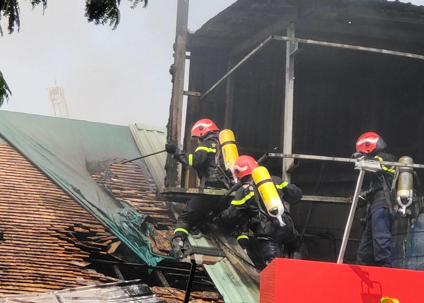 Lính cứu hỏa đeo bình dưỡng khí tiếp cận đám cháy. Lính cứu hỏa đeo bình dưỡng khí tiếp cận đám cháy.