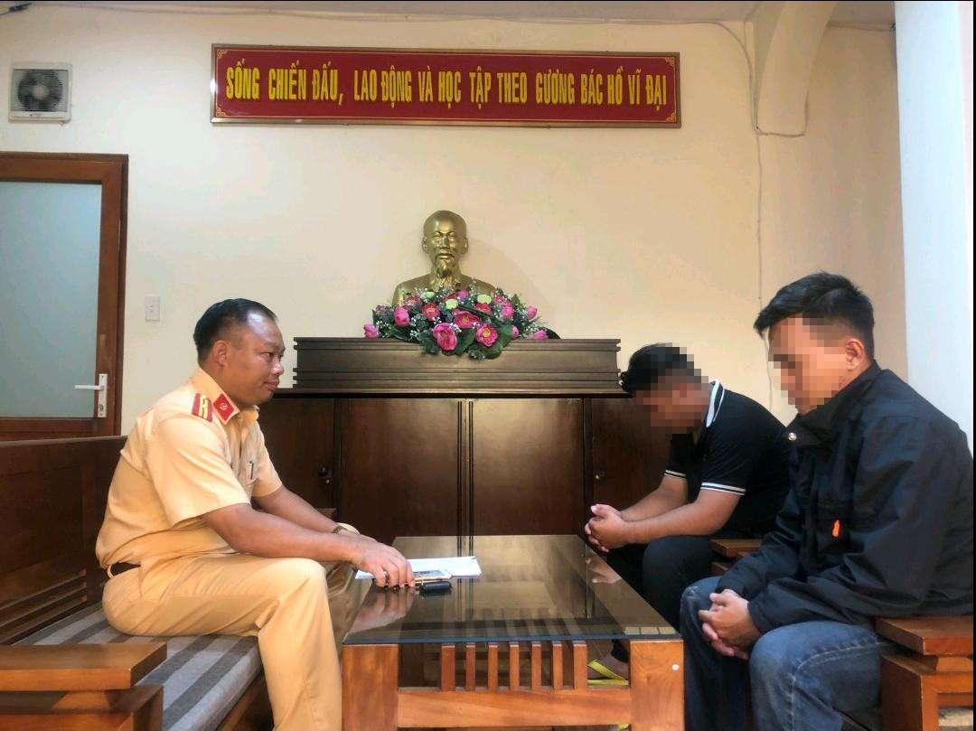 Đại diện Cục CSGT làm việc với những người cầm đầu. Đại diện Cục CSGT làm việc với những người cầm đầu.