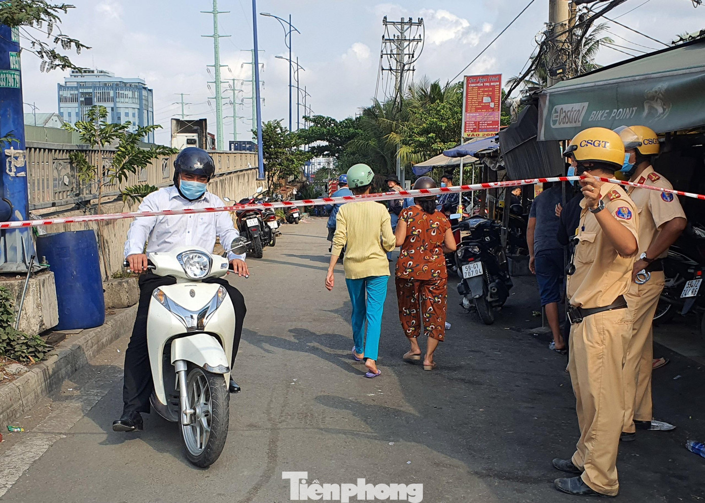 Các lối đi dẫn vào hiện trường vụ cháy được cơ quan chức năng phong tỏa nghiêm ngặt.