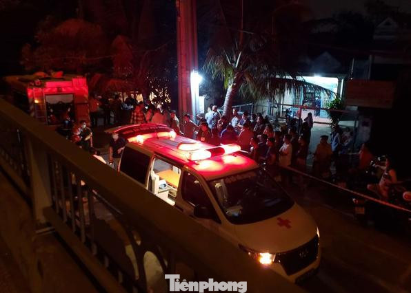 Dù ông Tâm và nhiều người dân xung quanh tìm cách phá cửa vào trong cứu người nhưng bất thành.