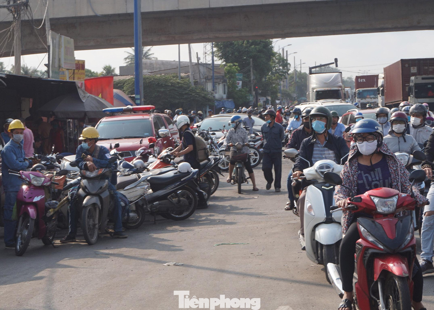 Nhiều người dân đã tập trung ở hiện trường theo dõi cơ quan chức năng làm việc khiến giao thông gặp nhiều khó khăn.