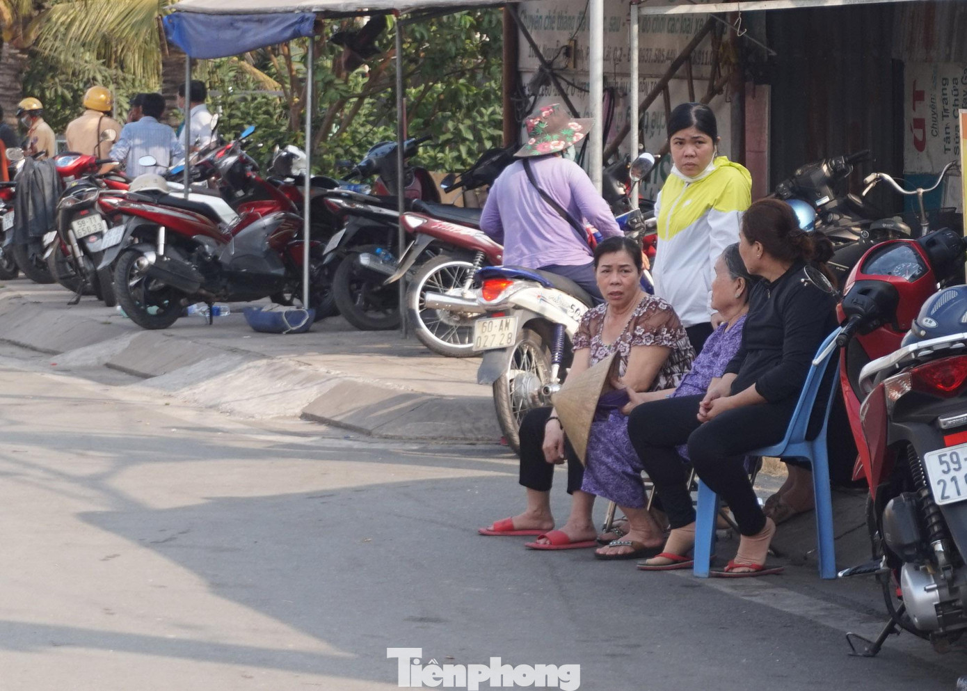 Người duy nhất sống sót là ông Lục Kiều Tâm (54 tuổi). Ông Tâm ngủ bên ngoài, trước cửa nhà.