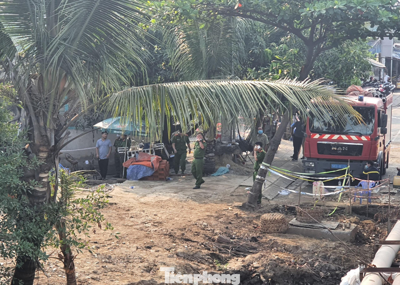 Đến trưa 30/3, Công an TP. Thủ Đức phối hợp cùng các đơn vị nghiệp vụ Công an TPHCM vẫn đang phong tỏa hiện trường, điều tra vụ cháy làm 6 người trong gia đình tử vong.