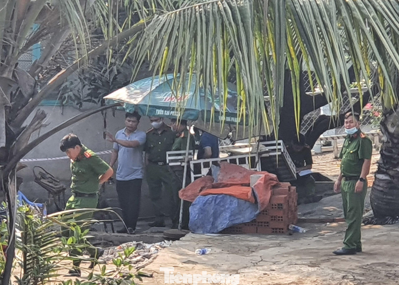 Công an điều tra vụ việc. Công an điều tra vụ việc.