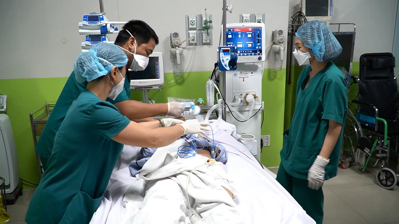 Các bác sĩ Chợ Rẫy tiến hành điều trị cho bệnh nhân.