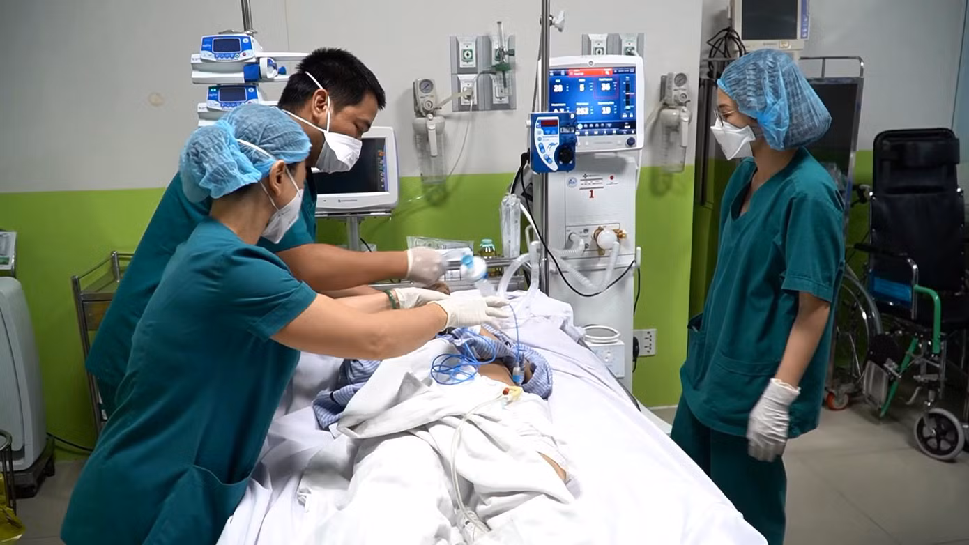 Các bác sĩ Chợ Rẫy tiến hành điều trị cho bệnh nhân.
