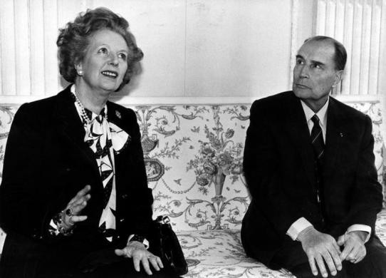 Bà Thatcher có cuộc nói chuyện với cựu Tổng thống Pháp Francois Mitterrand về kiểm soát vũ khí hạt nhân tại Chateau de Benouville, Normandy, Pháp hôm 23/3/1987