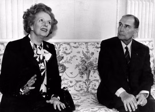 Bà Thatcher có cuộc nói chuyện với cựu Tổng thống Pháp Francois Mitterrand về kiểm soát vũ khí hạt nhân tại Chateau de Benouville, Normandy, Pháp hôm 23/3/1987