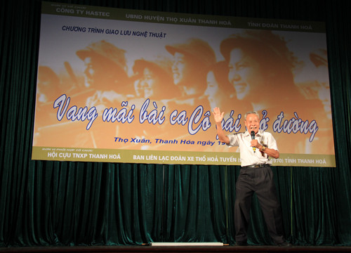 : Ông Trần Xuân Mẫn, trưởng ban liên lạc đoàn dân công hỏa tuyến Thanh Hóa những năm 1968 – 1970, dù đã gần 75 tuổi nhưng vẫn tham gia chương trình văn nghệ với bài tuồng về chính đơn vị xe thồ hỏa tuyến. Ảnh: Trường Phong