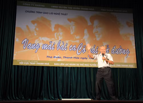 : Ông Trần Xuân Mẫn, trưởng ban liên lạc đoàn dân công hỏa tuyến Thanh Hóa những năm 1968 – 1970, dù đã gần 75 tuổi nhưng vẫn tham gia chương trình văn nghệ với bài tuồng về chính đơn vị xe thồ hỏa tuyến. Ảnh: Trường Phong