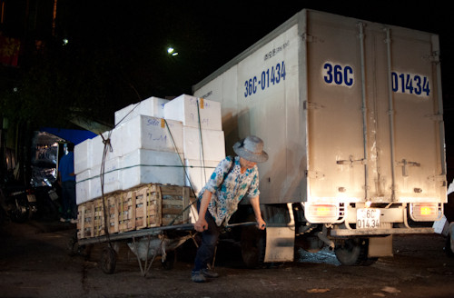 Nhưng hẳn hàng tấn hàng đã qua đôi tay của họ mỗi ngày.