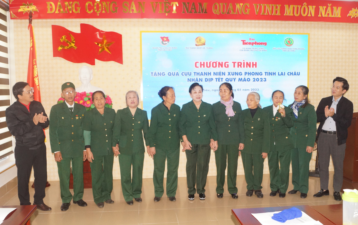 Đồng chí Vũ Tiến – Phó Tổng Biên tập báo Tiền Phong (ngoài cùng bên trái) cùng đồng chí Nguyễn Tiến Thịnh – Bí thư Tỉnh Đoàn Lai Châu (ngoài cùng bên phải) giao lưu văn nghệ cùng hội viên cựu thanh niên xung phong.