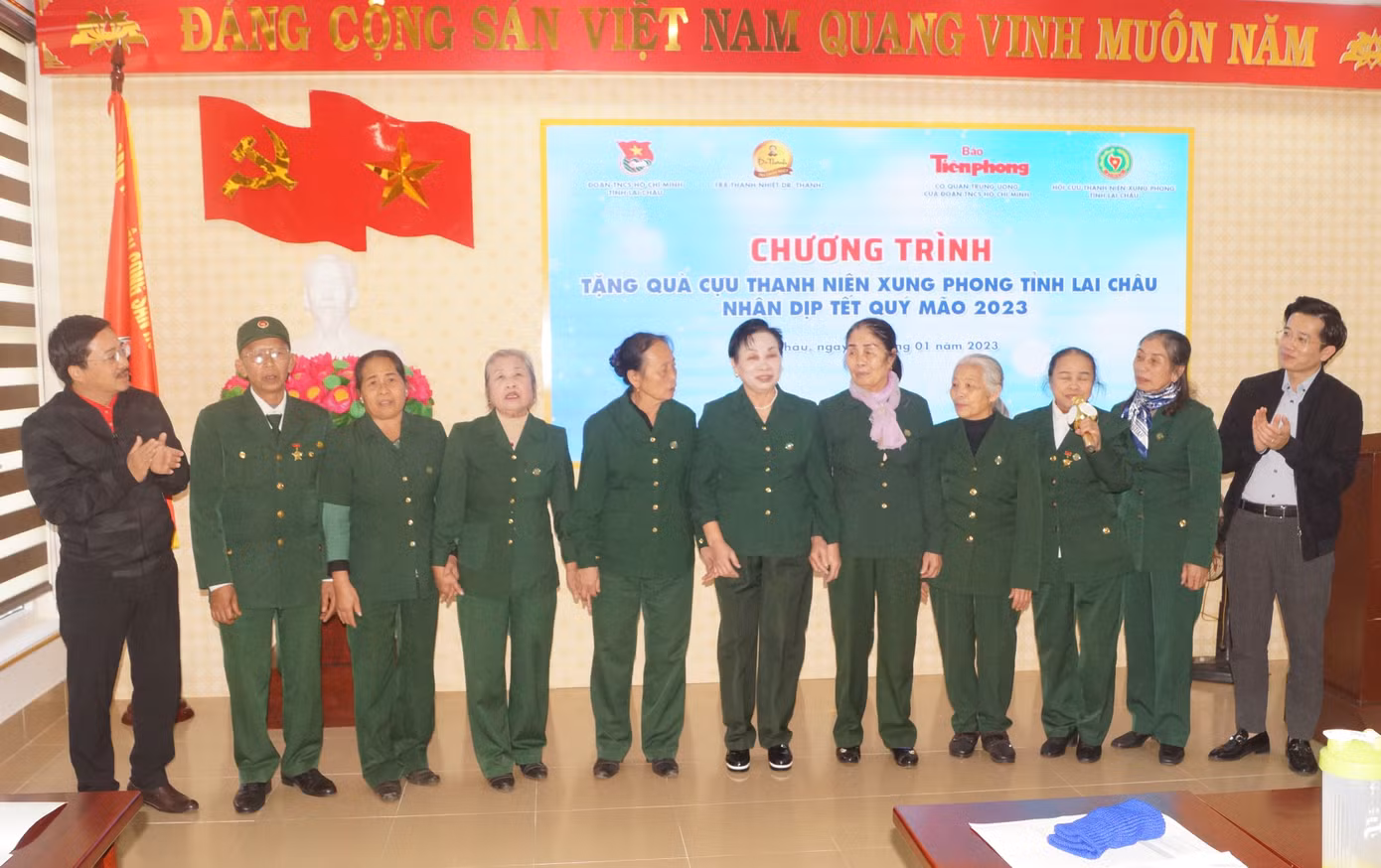 Đồng chí Vũ Tiến – Phó Tổng Biên tập báo Tiền Phong (ngoài cùng bên trái) cùng đồng chí Nguyễn Tiến Thịnh – Bí thư Tỉnh Đoàn Lai Châu (ngoài cùng bên phải) giao lưu văn nghệ cùng hội viên cựu thanh niên xung phong. Đồng chí Vũ Tiến – Phó Tổng Biên tập báo Tiền Phong (ngoài cùng bên trái) cùng đồng chí Nguyễn Tiến Thịnh – Bí thư Tỉnh Đoàn Lai Châu (ngoài cùng bên phải) giao lưu văn nghệ cùng hội viên cựu thanh niên xung phong.