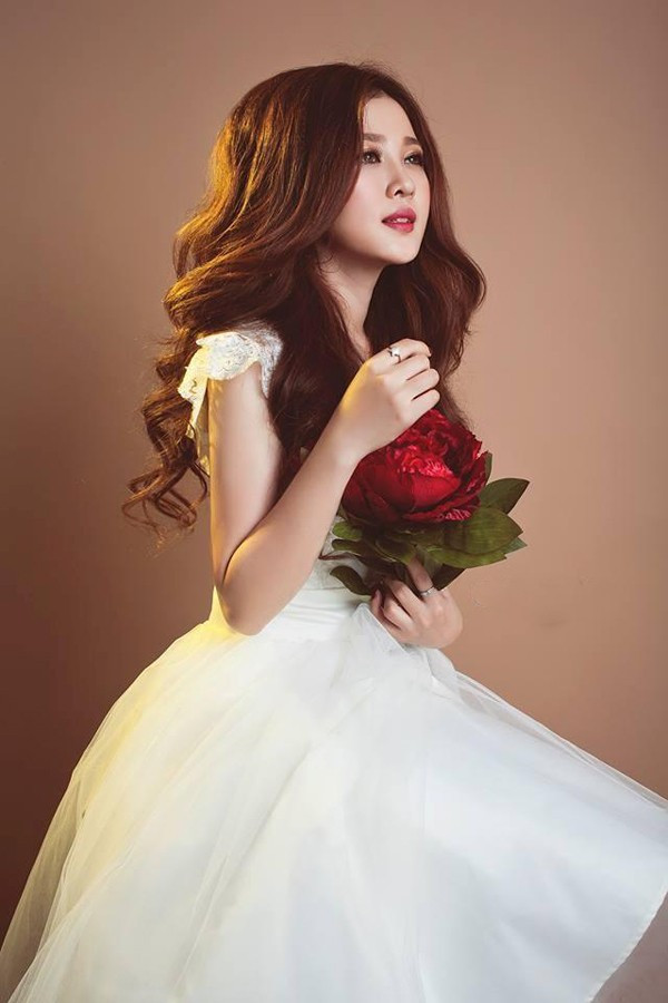 Thủy gây ấn tượng cho nhiều nhiếp ảnh gia bởi cách biểu hiện cảm xúc gương mặt tốt, với kinh nghiệm mẫu ảnh dày dặn của mình, Thủy ít khi gặp khó khăn trong việc truyền tải cảm xúc của bộ ảnh đến người xem Bài viết: http://news.zing.vn/Hot-girl-Gia-Lai-xinh-nhu-bup-be-post359945.html#home_cate.tinchinh Nguồn Zing News 