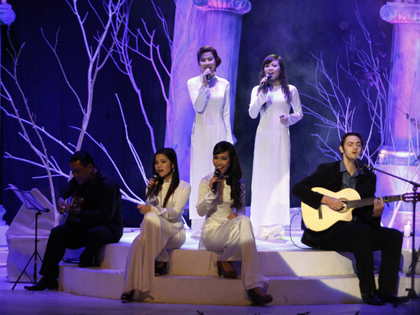 Lee trình diễn tự tin cùng cây đàn gỗ và dàn bè phụ họa.. Lee trình diễn tự tin cùng cây đàn gỗ và dàn bè phụ họa.