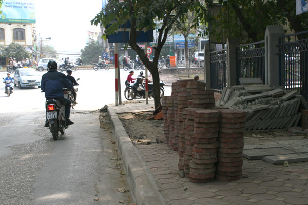 Trở thành nơi tập kết vật liệu trên đường Lê Duẩn