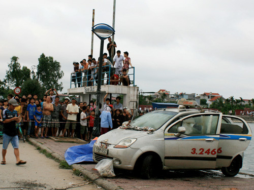 Taxi được vớt lên bờ cùng thi thể lái xe. Taxi được vớt lên bờ cùng thi thể lái xe