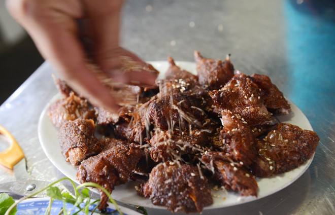 Món chuột chiên vàng ươm rắc vừng thơm với giá 100 nghìn/đĩa trong quán nhậu bán ngay tại một quán ăn trong làng. Thịt chuột ở đây được người dân cho là ngon ngang ngửa với thịt gà, chịt chó và là món đặc sản lạ miệng với khách từ xa