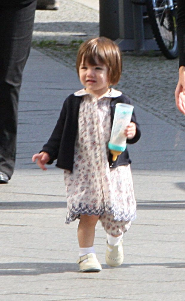 Suri lần đầu tiên xuất hiện trước công chúng