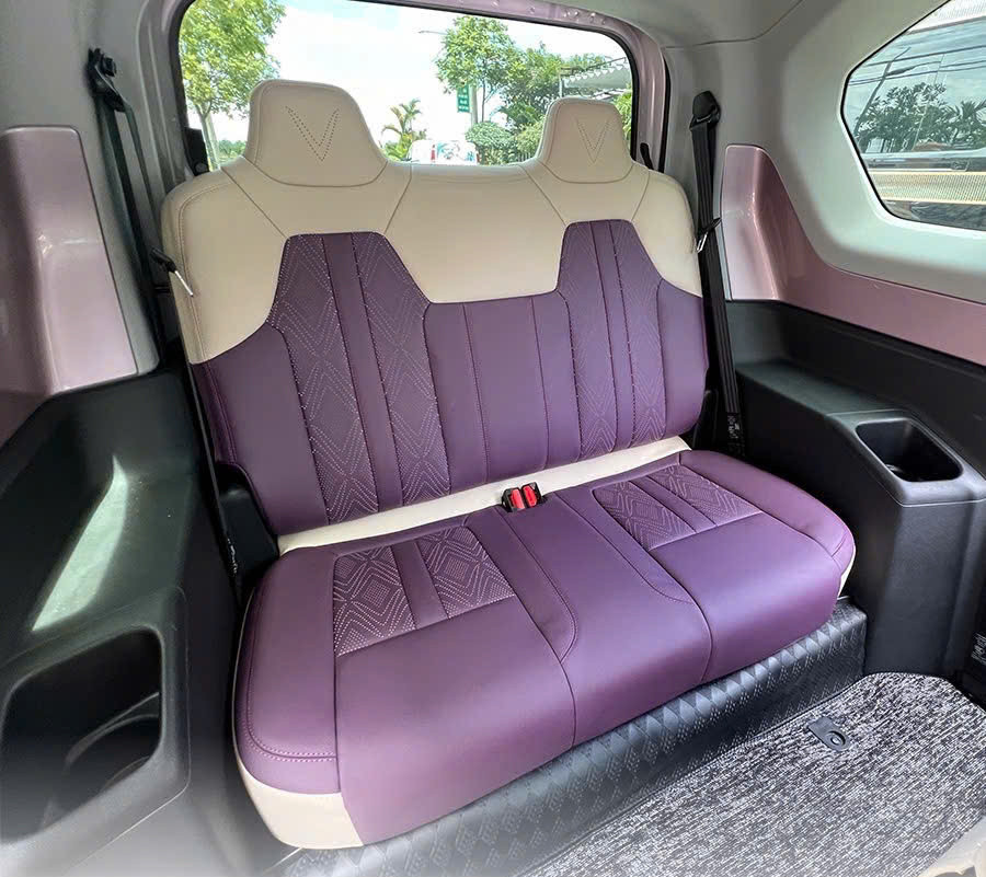 Hàng ghế sau trên chiếc VF3 cũng được bọc da hai màu tím và trắng.