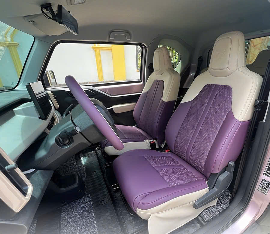 Không gian nội thất tạo điểm nhấn với hệ thống ghế ngồi bọc da màu tím và trắng. Vô lăng được bọc da kết hợp một vài vị trí sử dụng vật liệu da lộn.