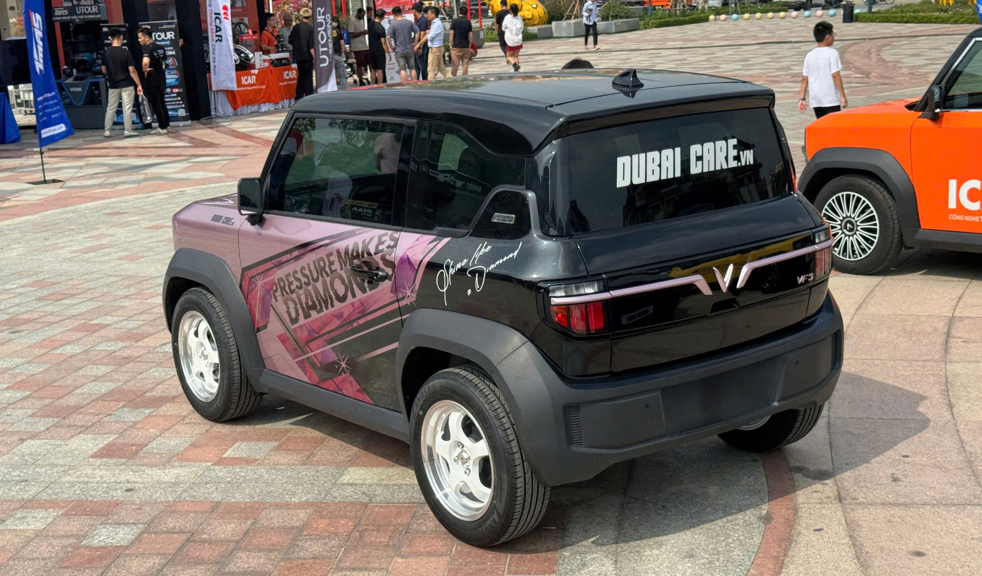 Phần đuôi xe được sơn lại một vài chi tiết để đồng bộ với tổng thể của chiếc VF3.