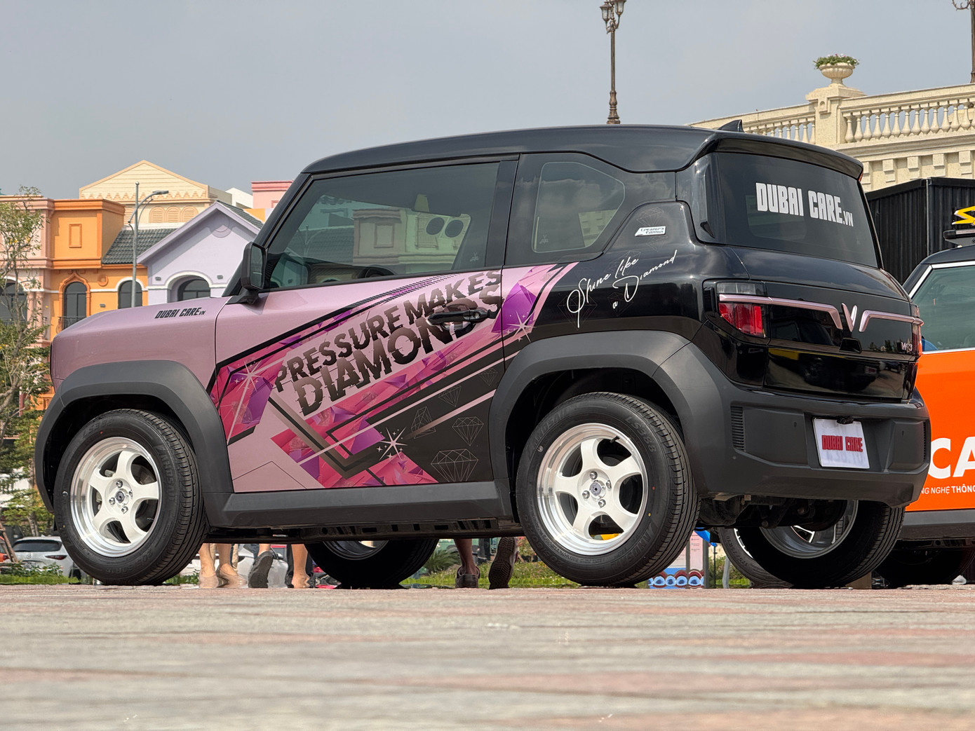 Ngay sau khi chính thức được bán ra, những bản độ của chiếc VF3 liên tiếp xuất hiện. Không chỉ tạo ấn tượng về số tiền độ xe, nhiều mẫu VF3 được trang bị các phụ kiện hầm hố như thùng đồ, thang gấp, ống xả… Đây cũng là một trong số ít những mẫu xe tại Việt Nam được người dùng ngay lập tức nâng cấp sau khi sở hữu.