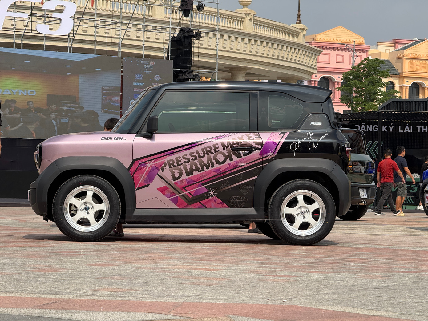 Các cột và mui xe được sơn đen, ở phần cửa ra vào được trang trí bằng bộ tem cá tính. Điểm nhấn khi nhìn từ hông xe là bộ la-zăng mạ crom màu trắng.