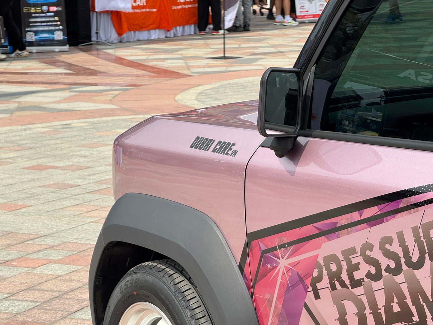 Chiếc VF3 này được trang bị thêm hệ thống camera 360 độ, gương chiếu hậu điện tử tích hợp camera hành trình trước/sau. Mặc dù là một mẫu xe mini, chiếc VF3 này được trang bị rất nhiều camera giúp người lái có thể kiểm soát không gian xung quanh tốt hơn.