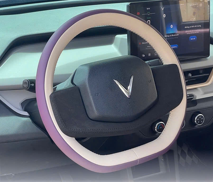 Phần trung tâm của vô lăng được bọc da lộn.