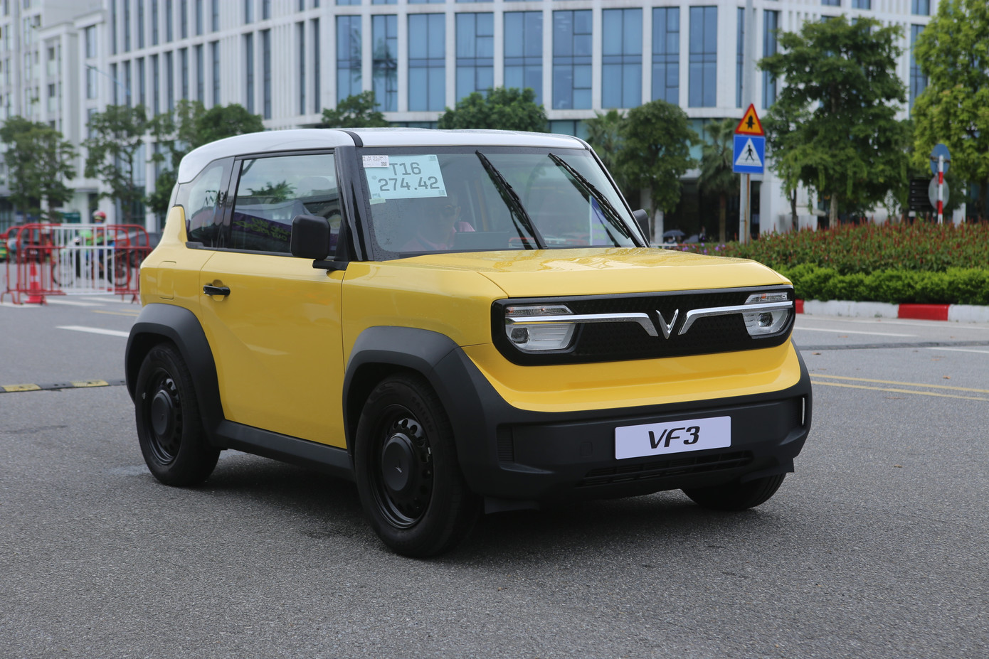 VinFast VF3 chính thức “đến tay” người dùng trong nước từ ngày 1/8. Hãng xe Việt cung cấp cho người dùng hai tuỳ chọn mua xe gồm bản thuê pin có giá 240 triệu đồng và bản mua pin có giá 322 triệu đồng.