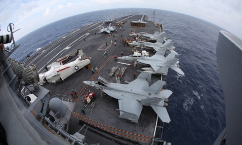 Hiện có hơn 5.500 người đang làm việc trên tàu, sức chứa tối đa của hàng không mẫu hạm này là 6.250 người. USS George Washington có trên 3.000 buồng và phòng, số lượng bữa ăn cung cấp hàng ngày là 18.000.