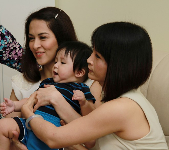 Dù rất mệt với thời tiết nóng nắng cũng như lịch hoạt động dày đặc nhưng Marian vẫn vui vẻ chụp hình lưu niệm cùng với tất cả mọi người