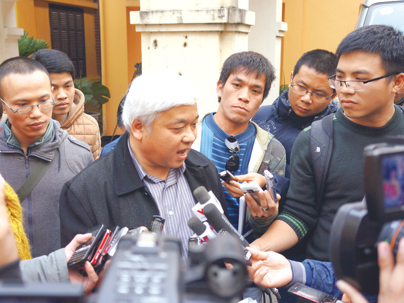 Phó chủ tịch VPF Nguyễn Đức Kiên trong vòng vây báo chí sau cuộc làm việc với lãnh đạo Tổng cục TDTT Ảnh: NP