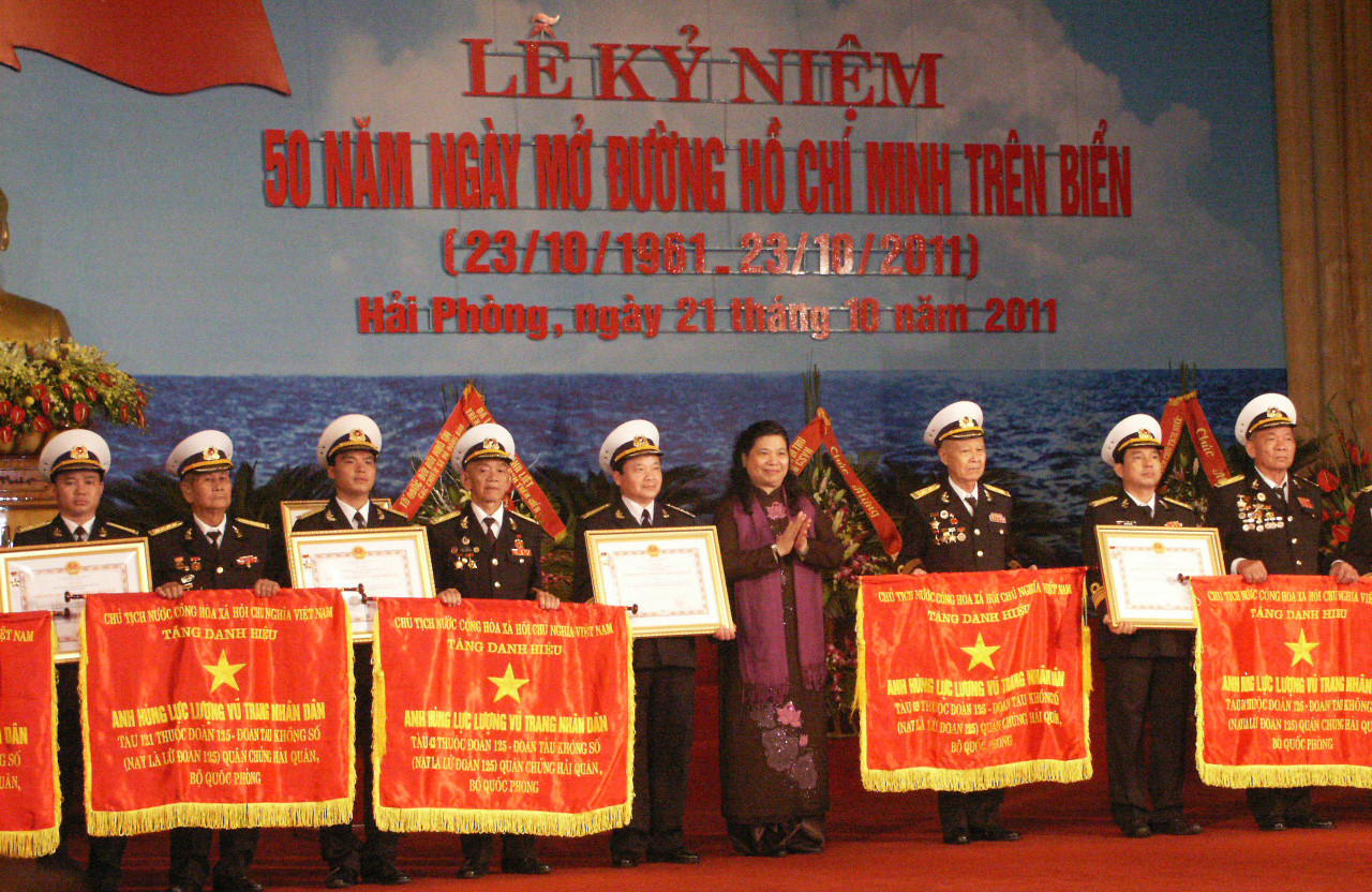 Phó Chủ tịch QH Tòng Thị Phóng trao danh hiệu AHLLVT cho các tập thể