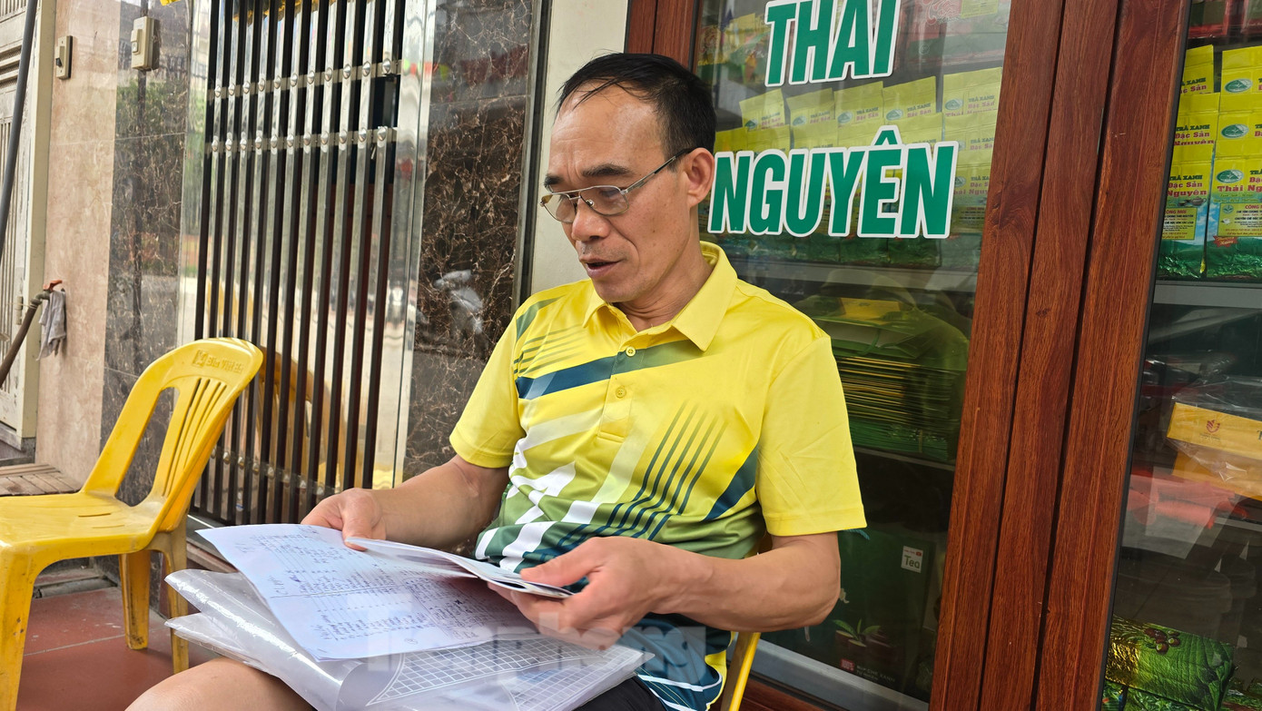 Ông Dương Văn Công, trú tại ngõ 85, Tổ 1, Khu Tân Tây Đô cho biết, các hộ sinh sống trên khu đất dịch vụ này không được đăng ký tạm trú, phải dùng điện nước với giá kinh doanh.