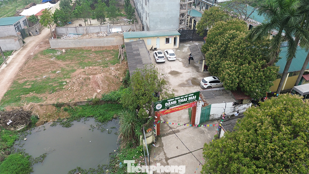 Tuy nhiên, theo phản ánh của người dân, công trình trên được xây dựng trên đất công ích, chưa được cơ quan chức năng cấp phép.