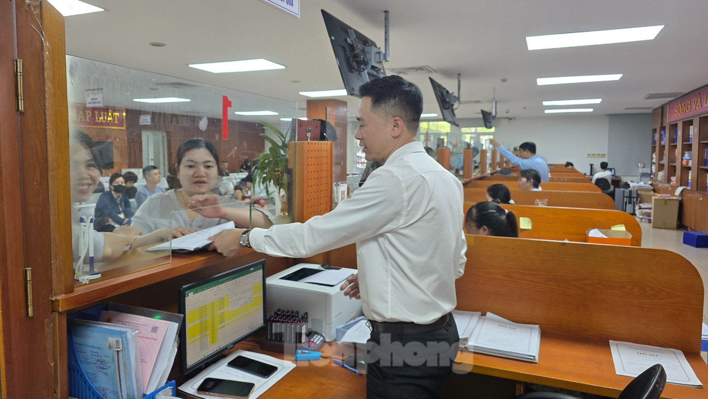 Cán bộ Trung tâm phục vụ hành chính công- Chi nhánh 06 tiếp nhận, trả hồ sơ cho công dân