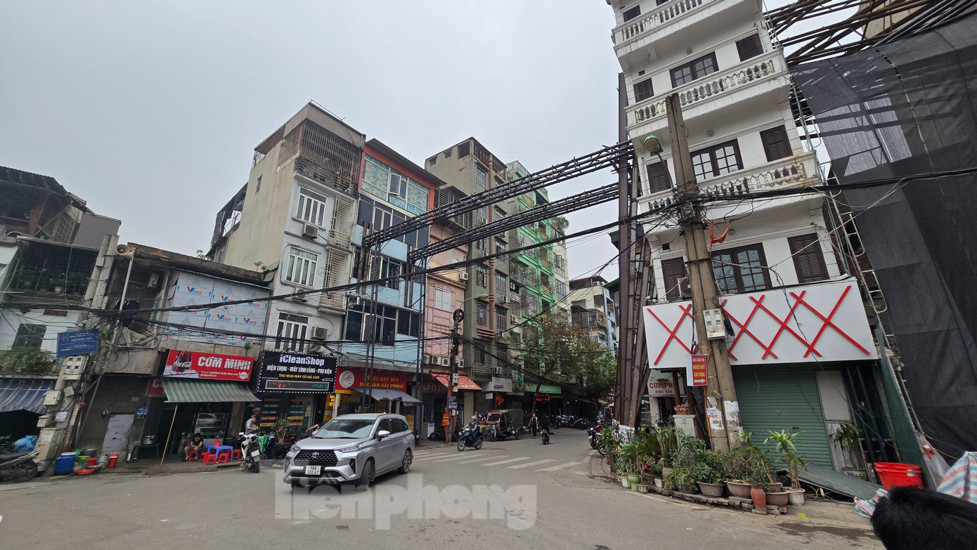 Ngày 8/4, UBND quận Đống Đa cho biết, sau khi tiếp nhận thông tin người dân dựng khung thép vắt ngang đường để gia cố nhà số 50 Trần Quý Cáp trước khi xây dựng, quận đã giao cán bộ phụ trách phối hợp với UBND phường Văn Miếu - Quốc Tử Giám (quận Đống Đa) kiểm tra, làm rõ.