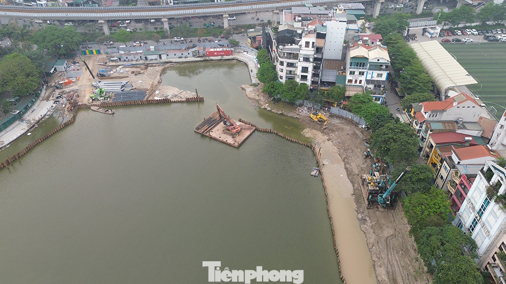 Dù là ngày cuối tuần, đơn vị thi công vẫn huy động người và phương tiện để đẩy nhanh tiến độ dự án.