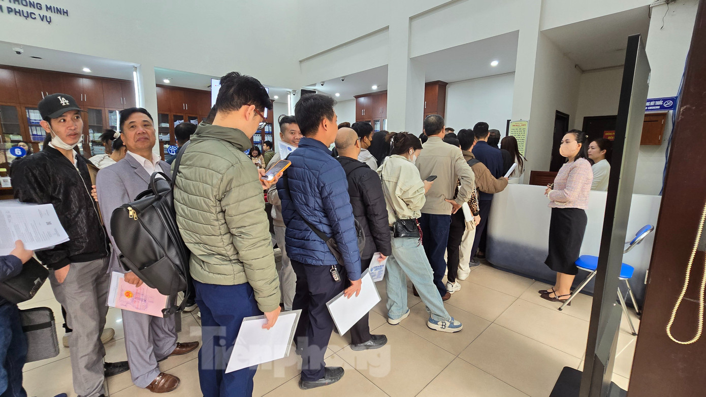 Trao đổi với PV, đại diện Chi nhánh số 7 cho biết, trung bình mỗi ngày Chi nhánh tiếp nhận từ 220- 250 hồ sơ của người dân. Trong khi đó, năng lực giải quyết trung bình từ 150-180 hồ sơ/ngày.